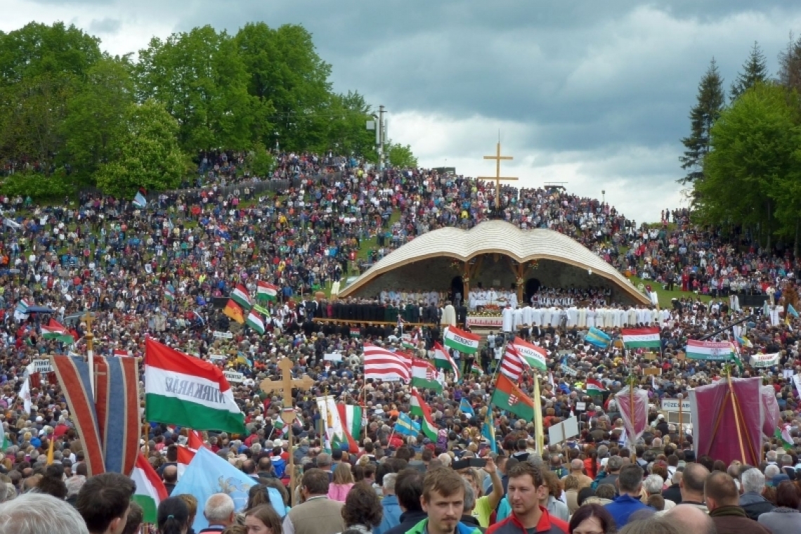 Vallási kultúra a Kárpát-medencében. Könyvismertető